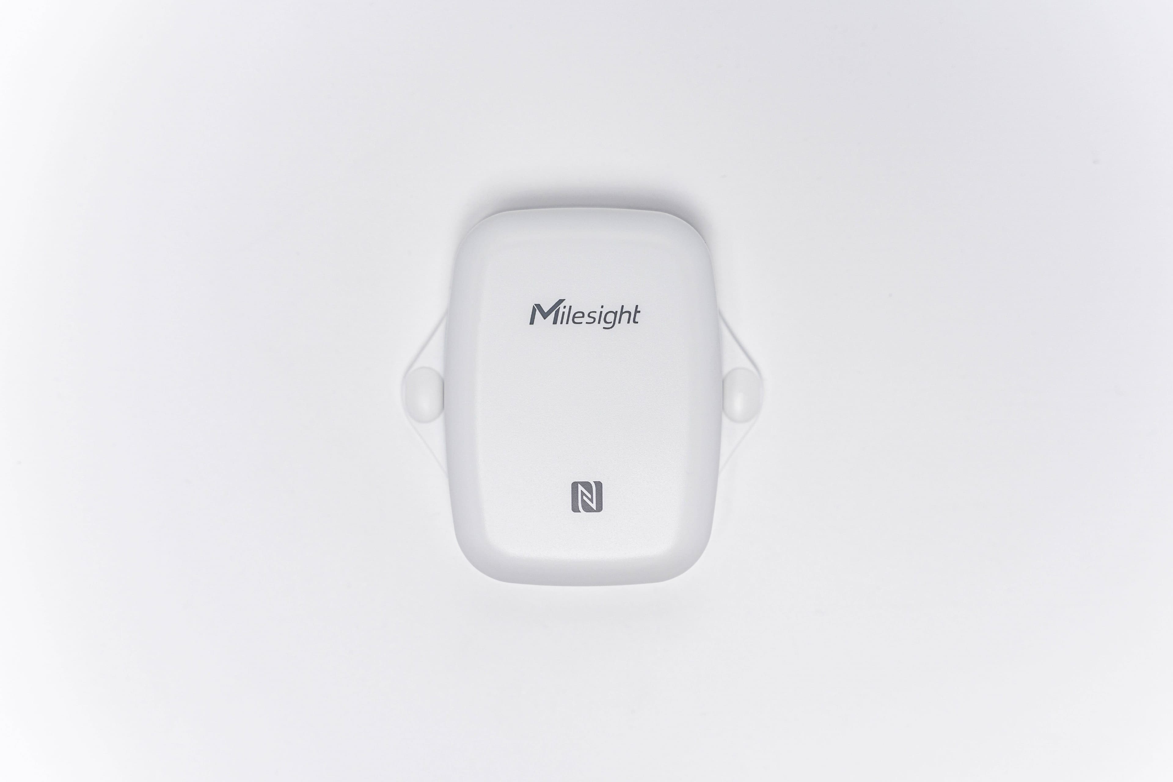 Sensor de temperatura y humedad LoRaWAN EM300-TH-915M exterior
